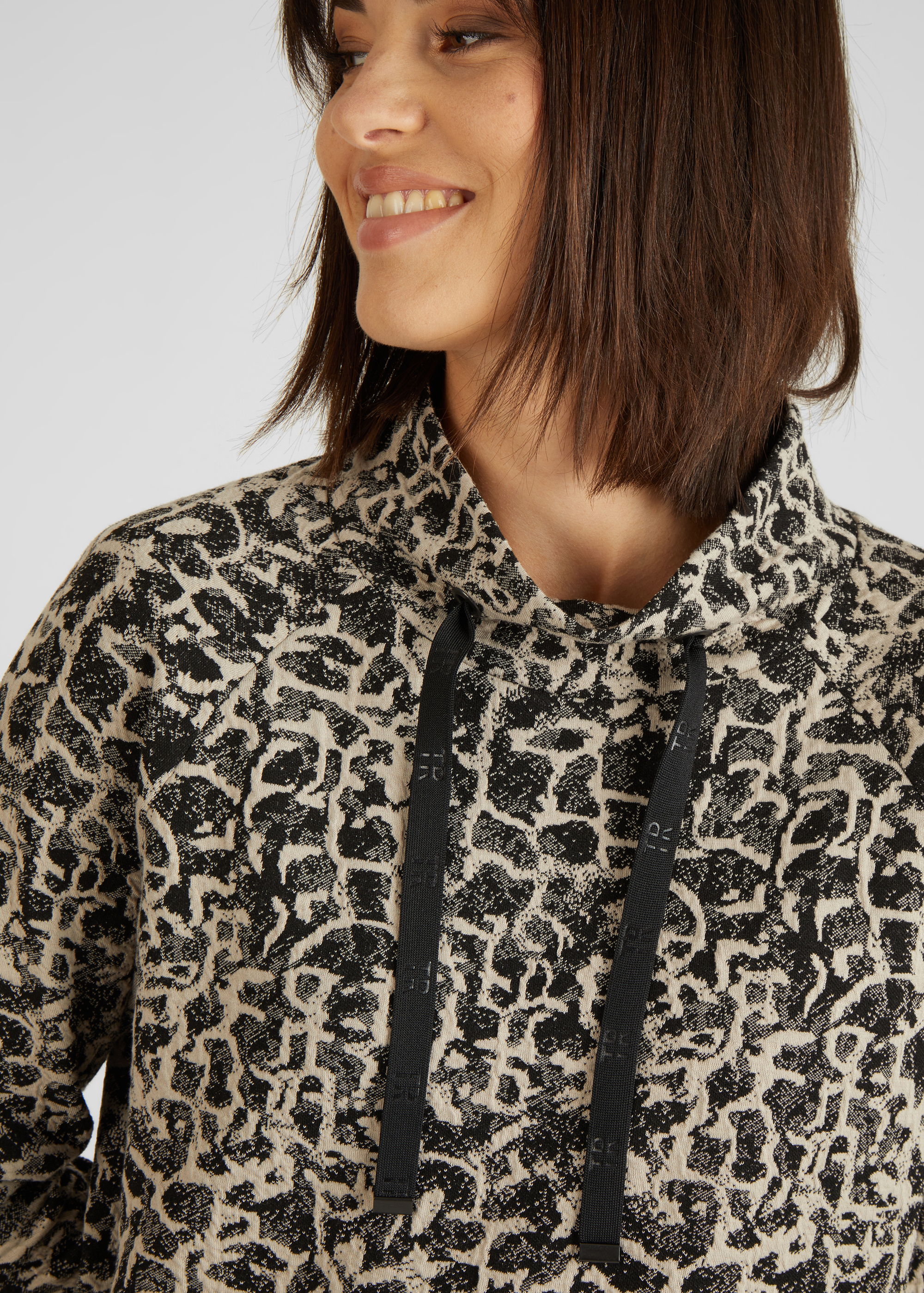 Jerseykleid mit Stehkragen und abstraktem Muster