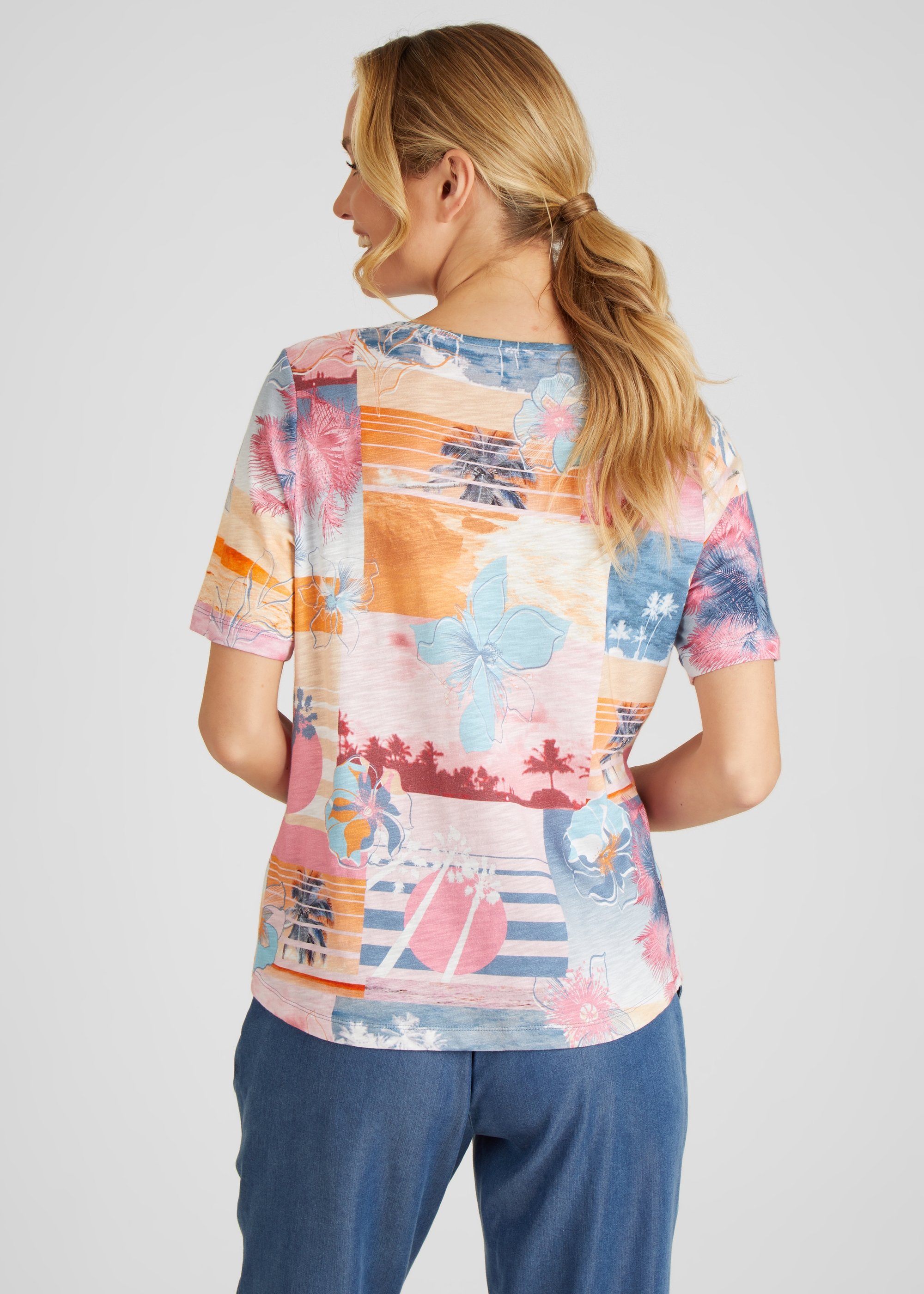T-Shirt mit exotischem Allover-Print